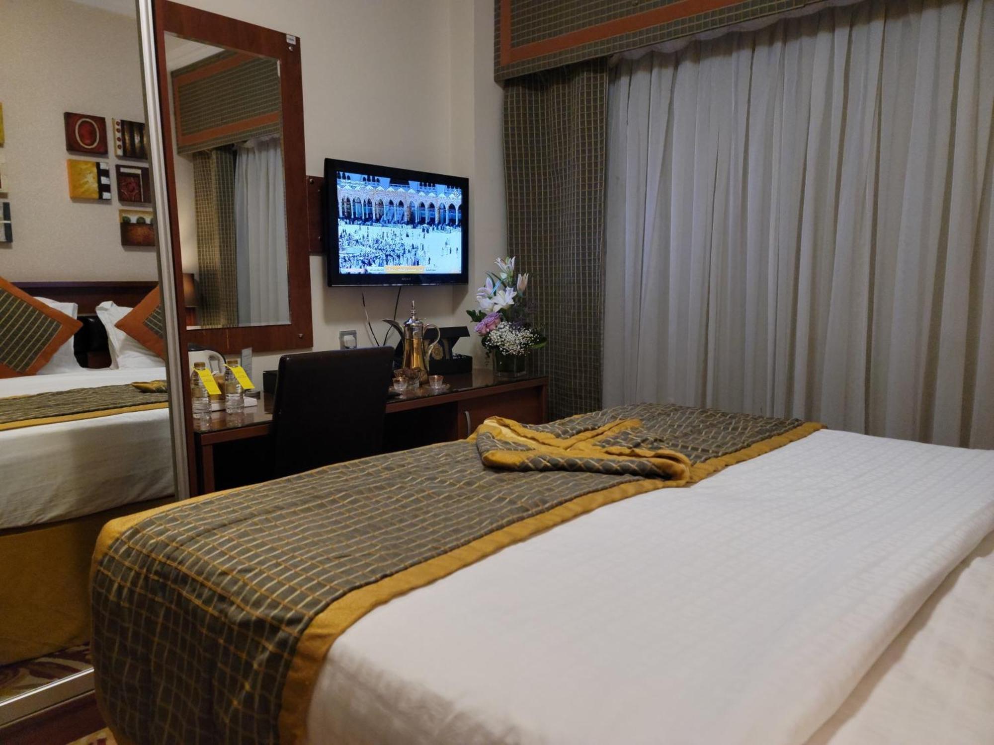 Golden Tulip Al Shakreen Медина Екстериор снимка