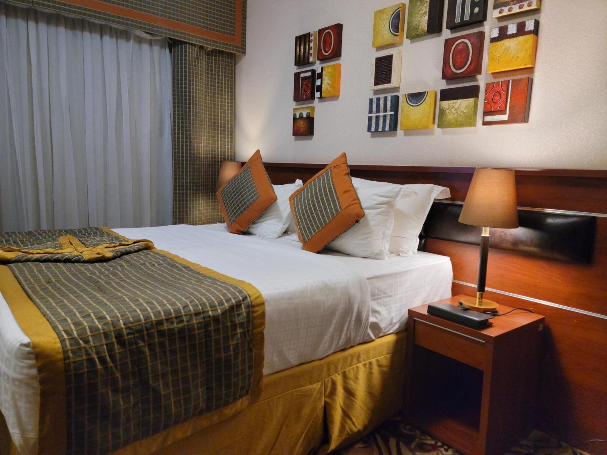 Golden Tulip Al Shakreen Медина Екстериор снимка