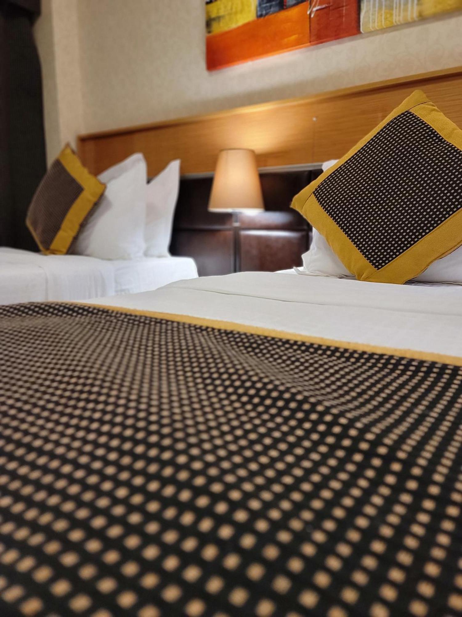 Golden Tulip Al Shakreen Медина Екстериор снимка
