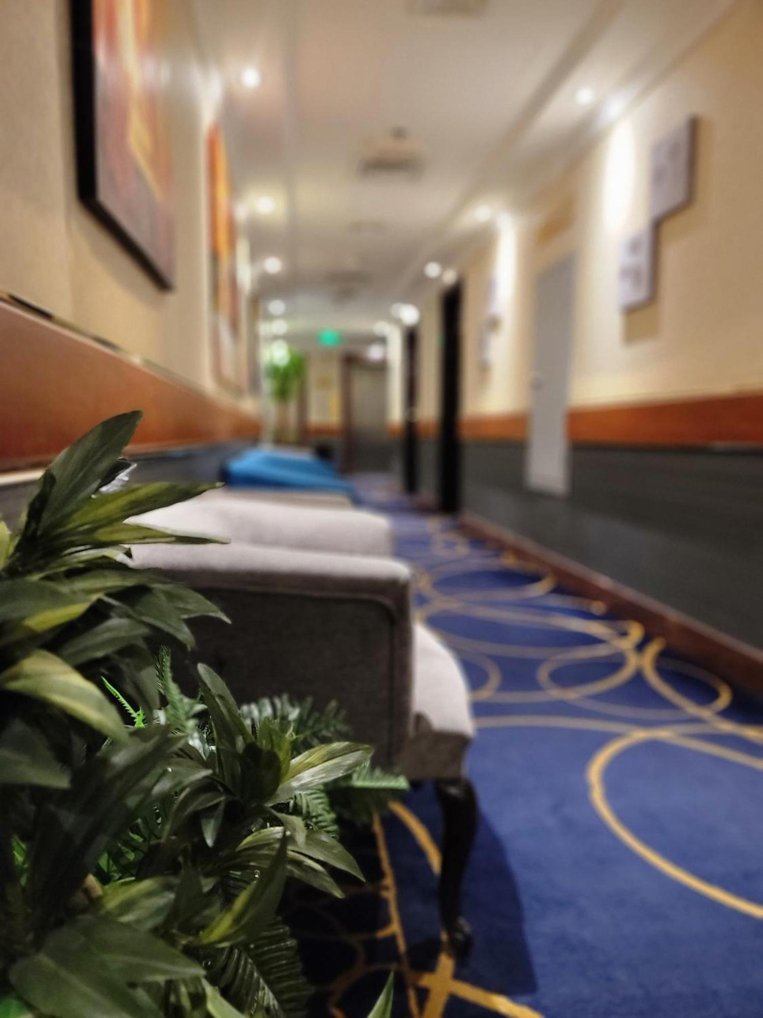 Golden Tulip Al Shakreen Медина Екстериор снимка