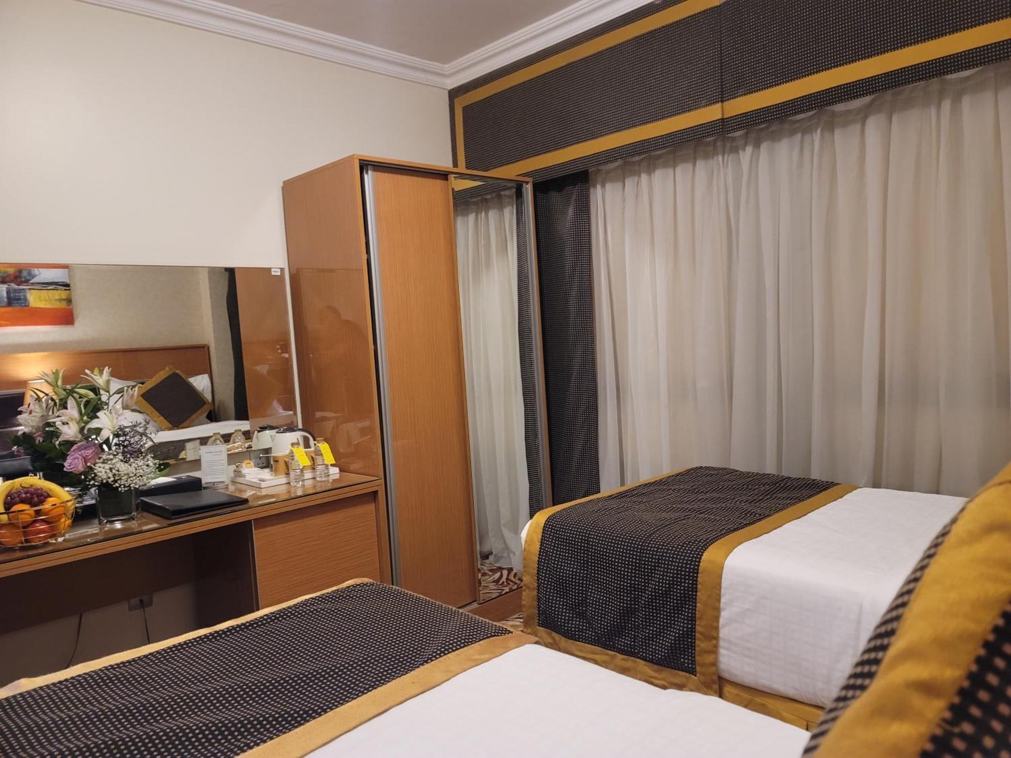 Golden Tulip Al Shakreen Медина Екстериор снимка